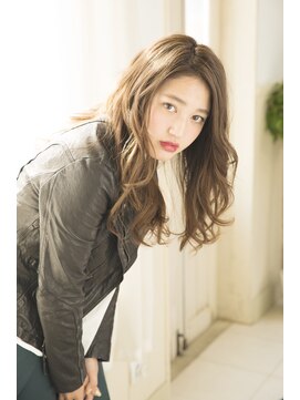 ルミナ オーガニックヘアー(LU3NA organic hair) ゆるっとしたカールと揺れる毛先で視線を引きつけ