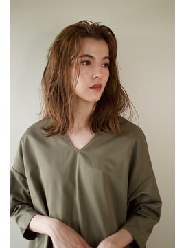 ピズム(PISM) かき上げバング/プラチナグレージュ/デジタルパーマ/くびれヘア