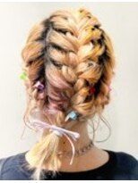 ビエン(bien)&nbsp;気分もカラフル☆　編み込みヘアアレンジ！