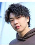 短髪ツーブロックスーツ束感モテ男黒髪センターパートパーマ流行