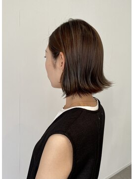 トープ(taupe) 細めハイライトの外はねボブ