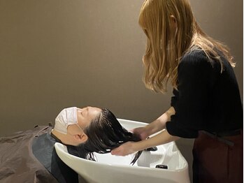 フィットヘアー(FIT HAIR)の写真/心地良いマッサージで思わずウトウト…♪頭皮の汚れを落とし血行促進！お悩み別に2種類から選べます◎