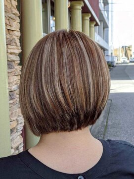 ジュリアンマーラ(Julien Mara) ハイライトボブ/小顔カット/大人可愛い/立体感カラー/白髪ぼかし