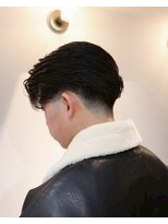 シーンバイラッド ヘルム(SCENE by RAD helm) 清潔感抜群のセンターパートツーブロックメンズカット艶感