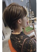 エミュー(emue)&nbsp;艶カラーグレージュ×耳かけショートヘア20代30代40代人気○中島