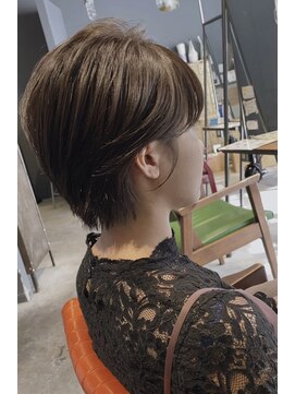 エミュー(emue) 艶カラーグレージュ×耳かけショートヘア20代30代40代人気○中島