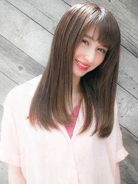 ルティア(Lutia) グレージュカラー ぱっつん前髪