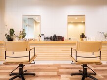 グロウ(GLOW)の雰囲気（透明感と温かみが共存した店内の雰囲気）