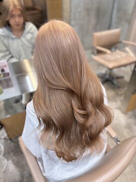 サンク 原宿 表参道(cinq) ブリーチダブルカラーミディアムレイヤーカットヘーゼルベージュ