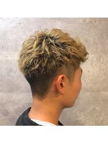 ワンズ(One’s)&nbsp;ツーブロックショート×ハイトーン