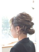 おくれ毛のあるギブソンタックのヘアセット