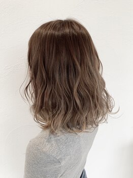 ハイライトやグラデーションなど、髪のツヤ・質感・品格までこだわりたい大人女性におすすめのサロン◎