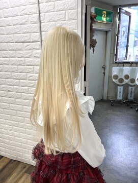 ファミーユ(famille) ハイブロンド＋ダメージ補修トリートメント