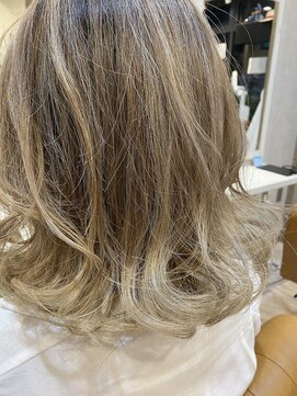 ヘアーサロン キー(Key) ハイライトゆる巻きウェーブ♪ライトシルバーバレイヤージュ