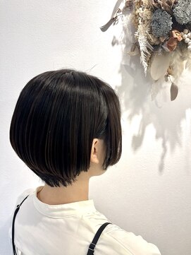 ミト(mito) 明るい白髪染め×前下がりくびれショート