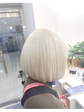 エレノア 梅田 大阪駅前第4ビル店(Eleanor) ホワイトベージュ