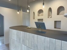 架空(KAQU)の雰囲気（2階とは違ったテイストのフロント。1階にはeyelashがあります◎）