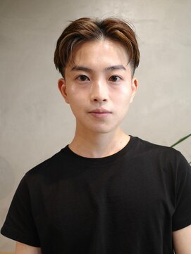 キュー(Cue_) ウェットセンターパートオールバックツーブロック（表参道）