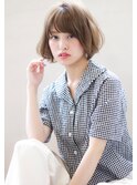 大人のひし形エアリーショートボブ透明感のグレージュカラー