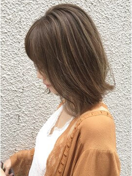 シュリット(schritt) ハイライト×プラチナアッシュ×ミディアムボブ