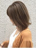 ハイライト×プラチナアッシュ×ミディアムボブ