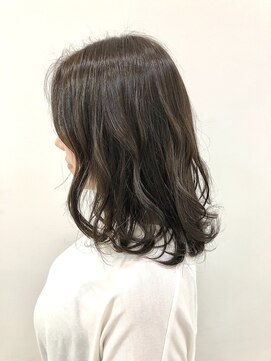 クオーター(QUARTER) 外ハネアッシュブラウンオフィスヘア