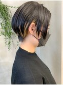 ハンサムショート、センターパート、インナーカラー