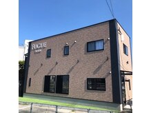 通りから見える建物が目印です。