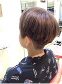 髪を柔らかく見せるハイトーンカラー ベリーショート