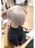 切りっぱなしボブ×ホワイトパールブロンド