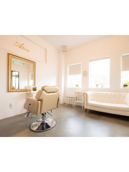 心安らぐ隠れ家サロン♪ほっとひと息つけて、思わず居眠りしてしまうような温かい雰囲気の家のような居心地