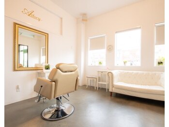 アストリー(Astory)の写真/心安らぐ隠れ家サロン♪ほっとひと息つけて、思わず居眠りしてしまうような温かい雰囲気の家のような居心地