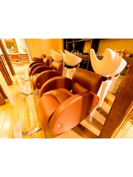 お疲れの方や、ちょっとスッキリしたい…なんて時はヘッドスパで癒されて♪凝り固まった頭皮をほぐします。