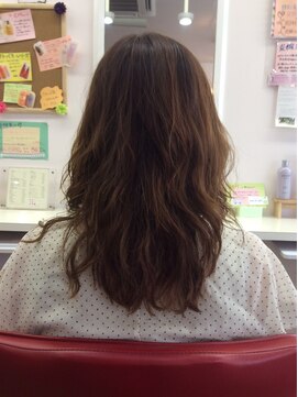 イヴァルヴ(EVOLVE) ニュアンスパーマロングナチュラルブラウン小顔レイヤー