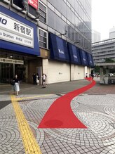 新宿西口地上の出口を左方向に歩いていくとすぐ京王百貨店が見えます。