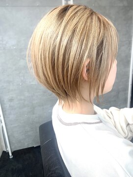 アミダ(AmiDA) ハイトーンで可愛い丸みショート