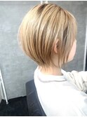 ハイトーンで可愛い丸みショート