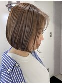 動くミニボブ×ソフトベージュ