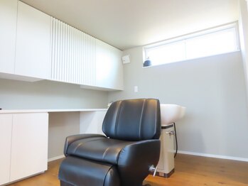 サロン ド アドレ(Salon de adorer)の写真/一人一人に合わせたスタイルをご提案◎プライベート空間で、周りを気にせずお悩みをご相談ください♪
