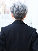 左右のバランスを変えたアシンメトリーショートカット