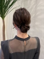 カルマンド(Calmando) 結婚式お呼ばれゆるめシニヨンアレンジ