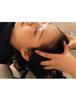 【頭皮から髪質改善♪】時間がゆったり流れる落ち着いた癒しの空間で至福のスパタイムを…。