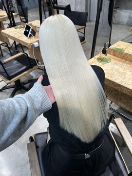 イル(iLe.) ブリーチ/クラゲヘアー/小顔/レイヤーカット/オリーブグレー