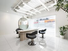 アース 浦安店(HAIR&MAKE EARTH)の雰囲気（グレージュ×ウッドのオシャレなデザイン）