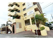 Birth.HairSpaの雰囲気(建物横から地下への駐車場へ入れます)