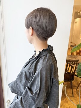 ルッツ(Lutz. hair design) 6/22 ショートカット グレージュ【千代田彩夏】