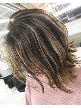 フロクシノーシナイヒリパイリフィケーション(Floccinaucinihilipilification) 外ハネ切りっぱなしボブとコントラストハイライト.(ベージュ)