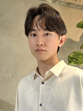 キュー(Cue_) カルマパーマセンターパートコンマメンズヘア（表参道原宿）