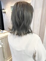 キャアリー(Caary)&nbsp;福山市Caaryミディアムボブオリーブアッシュパーマ風スタイル