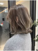 立体感ハイライトに赤味を抑えたグレージュのボブ